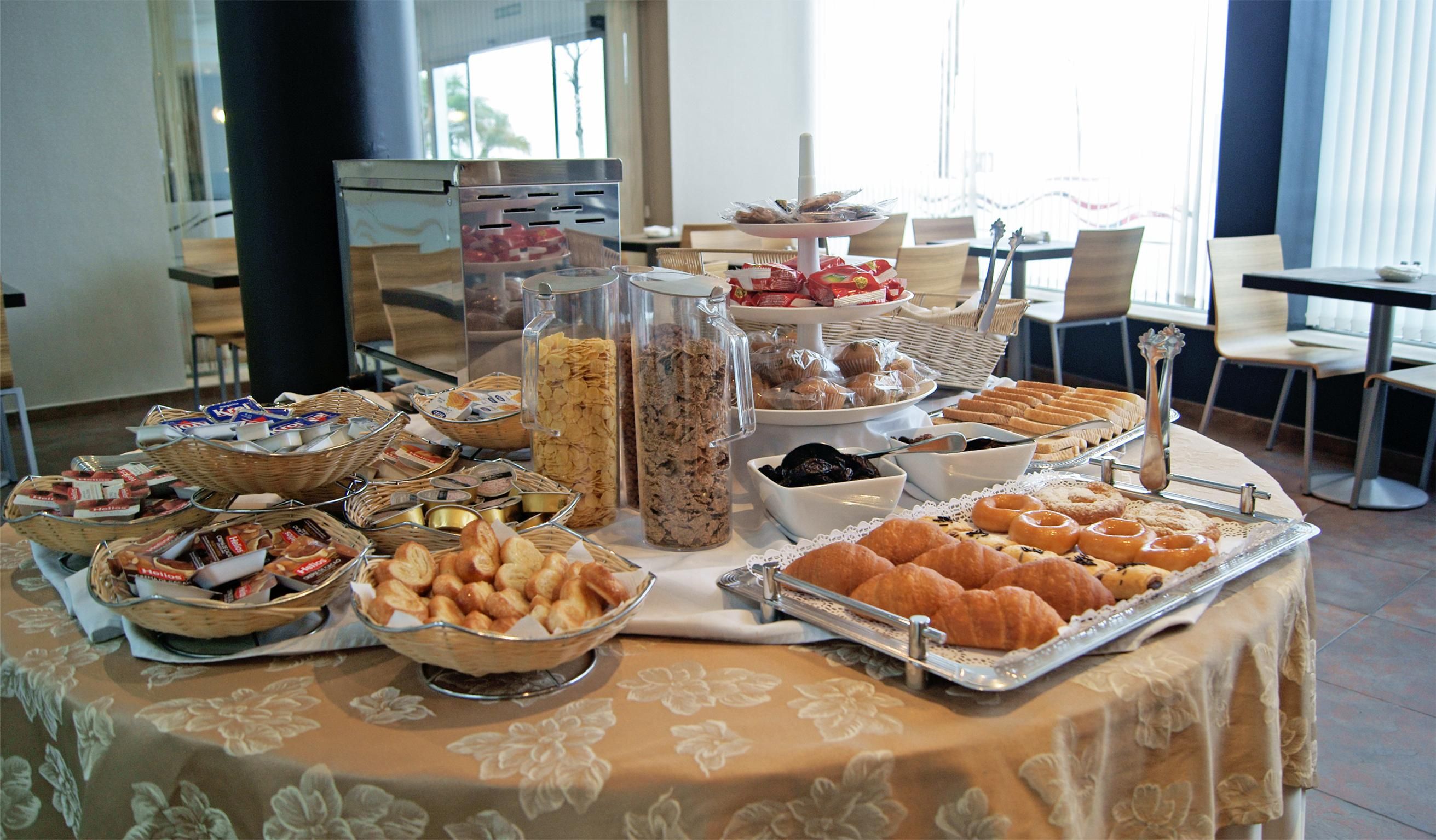 Una mesa de buffet con diferentes alimentos y recipientes.