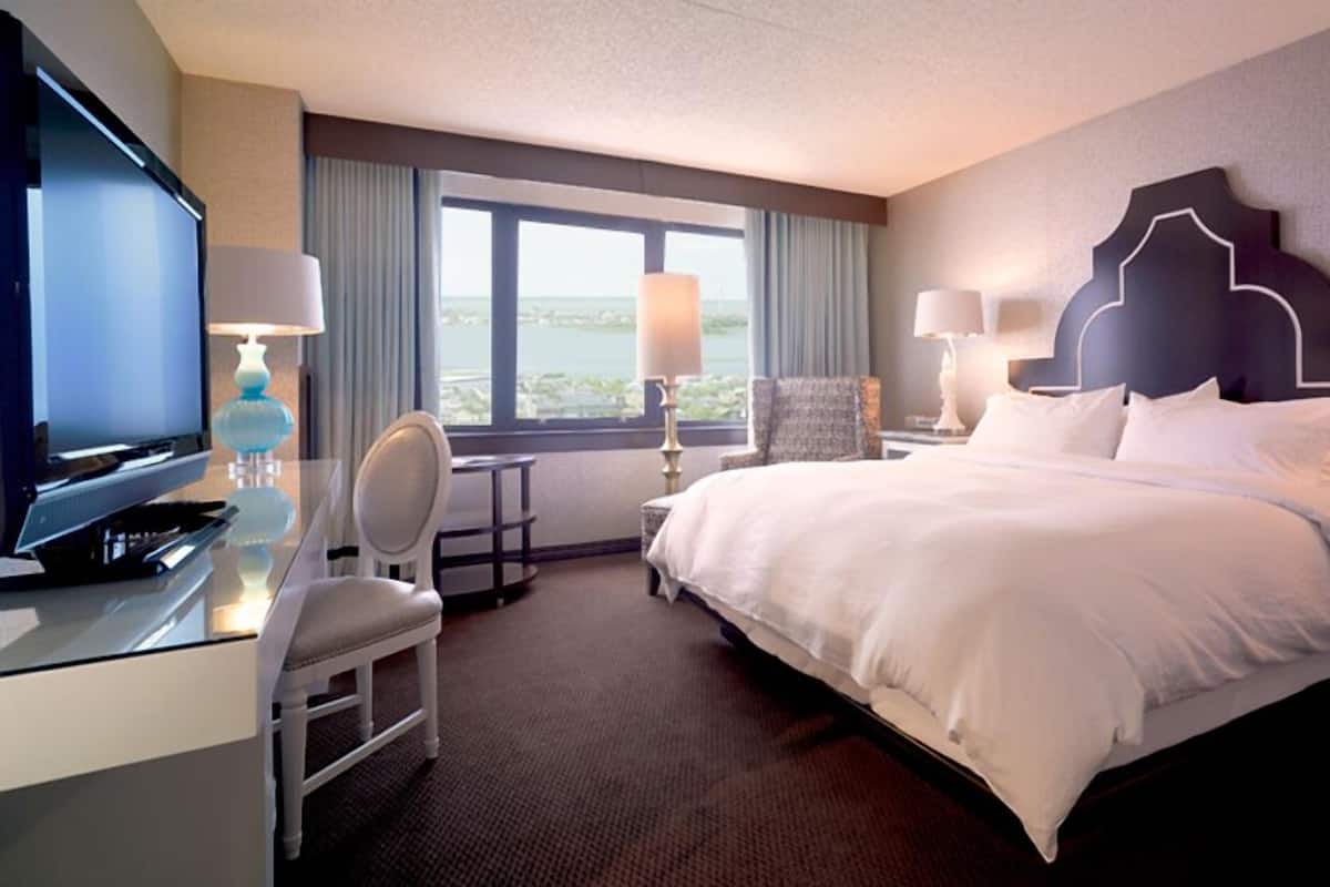 Premium bedding, desk, free WiFi