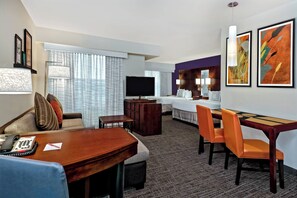 Safe på rommet, skrivebord og skrivebord for bærbar PC