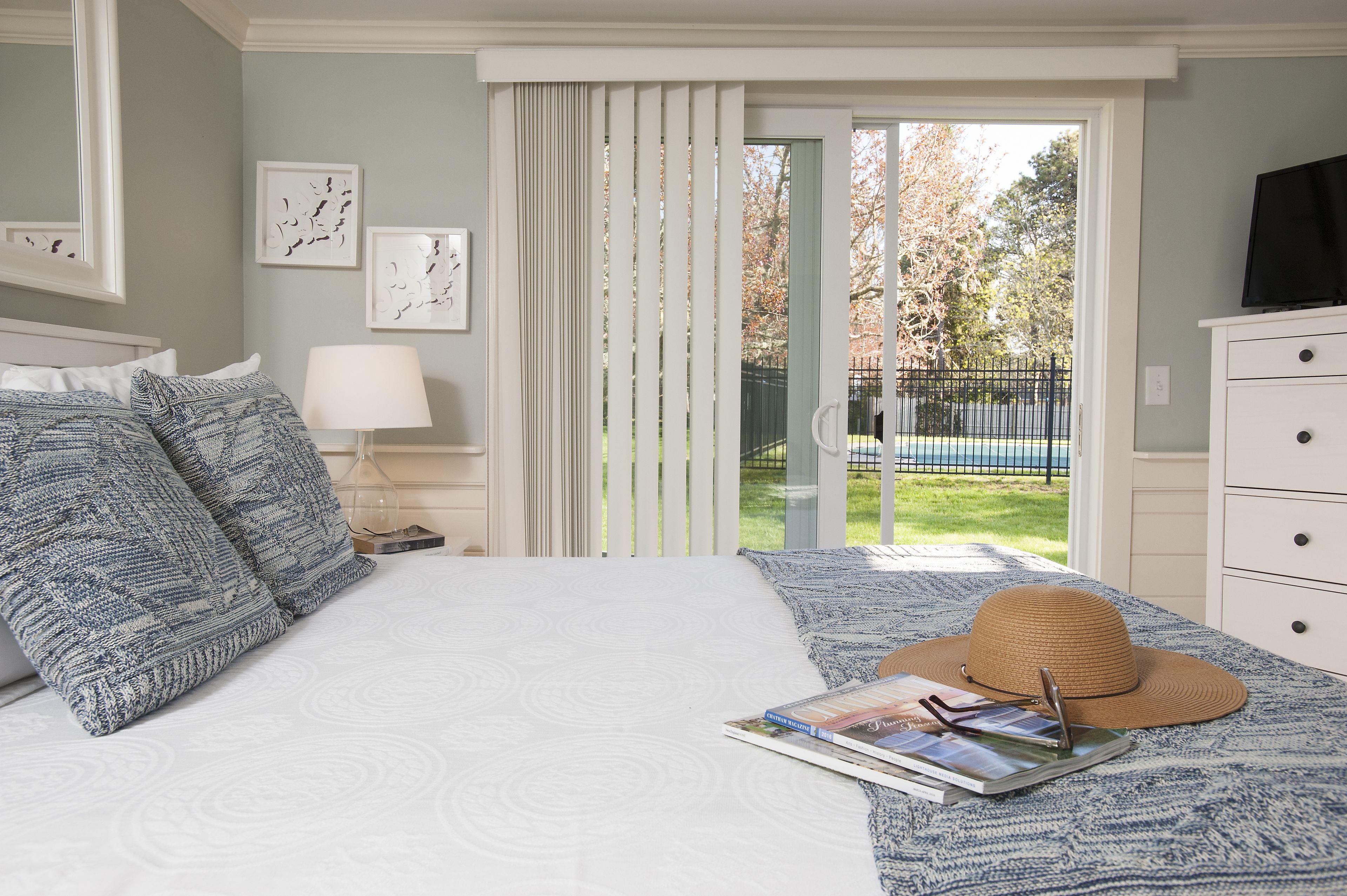 Room, 1 Queen Bed | Iron/ironing board, rollaway beds, free WiFi, bed sheets