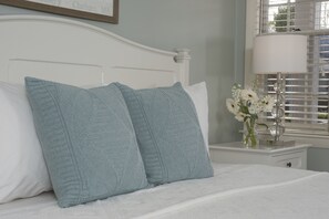 Room, 1 King Bed | Iron/ironing board, rollaway beds, free WiFi, bed sheets - Chatham Seafarer Inn (Chatham)