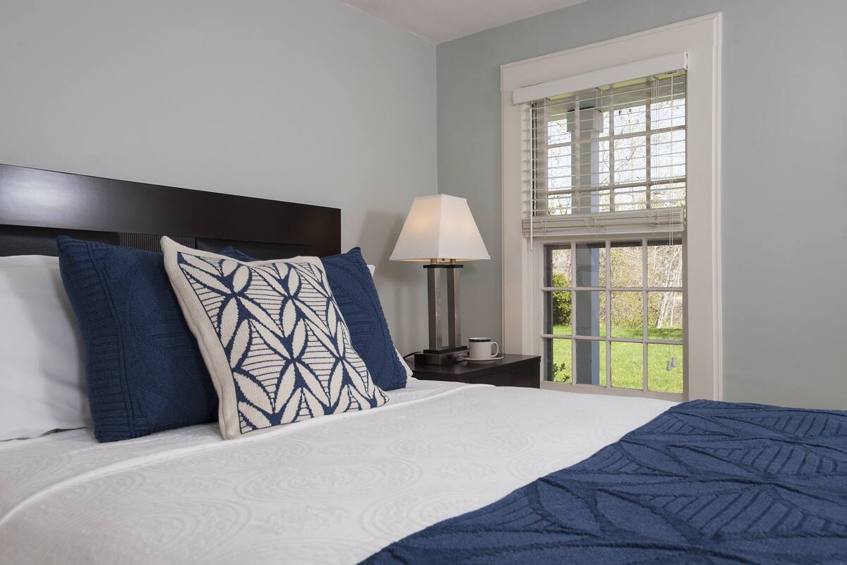 deluxe room, 1 queen bed | iron/ironing board, rollaway beds, free wifi, bed sheets