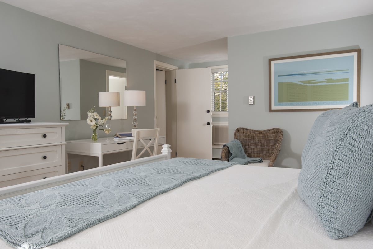 Room, 1 King Bed | Iron/ironing board, rollaway beds, free WiFi, bed sheets