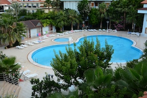 2 outdoor pools