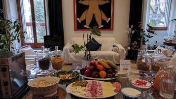 Päivittäinen buffetaamiainen (12 EUR per henkilö)
