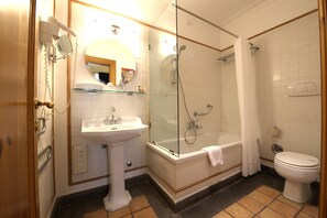 Triple Room | Bathroom | Shower, free toiletries, hair dryer, towels - Hotel Locanda Cairoli (Rome)