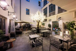 供应早餐、午餐和晚餐,国际美食