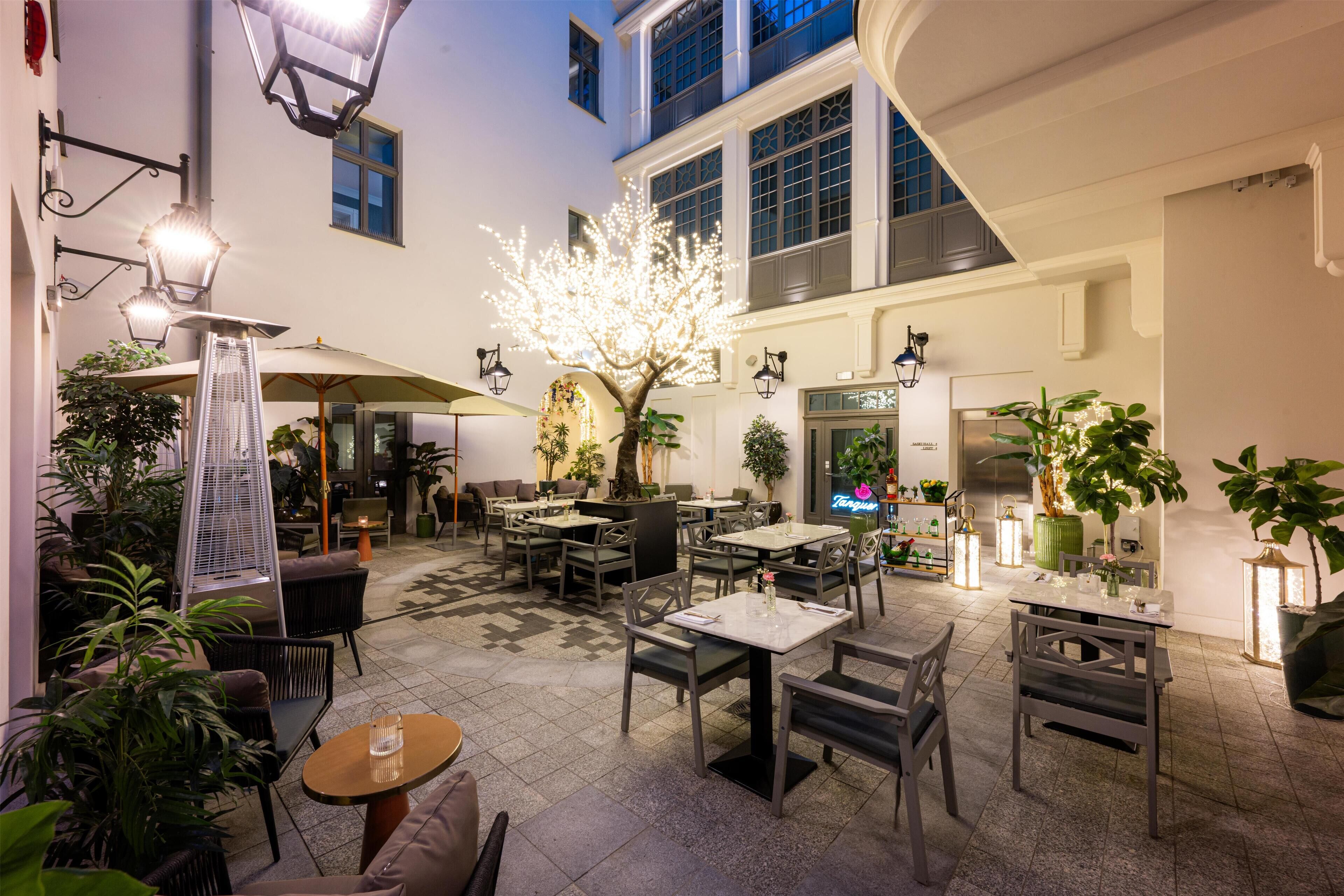 Phục vụ bữa sáng, bữa trưa, bữa tối, món ăn mang phong cách quốc tế 