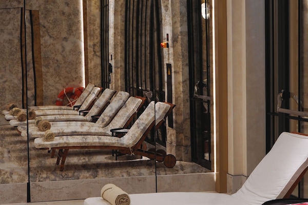 Kolam renang tertutup