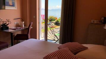 Chambre Double, vue partielle sur le lac