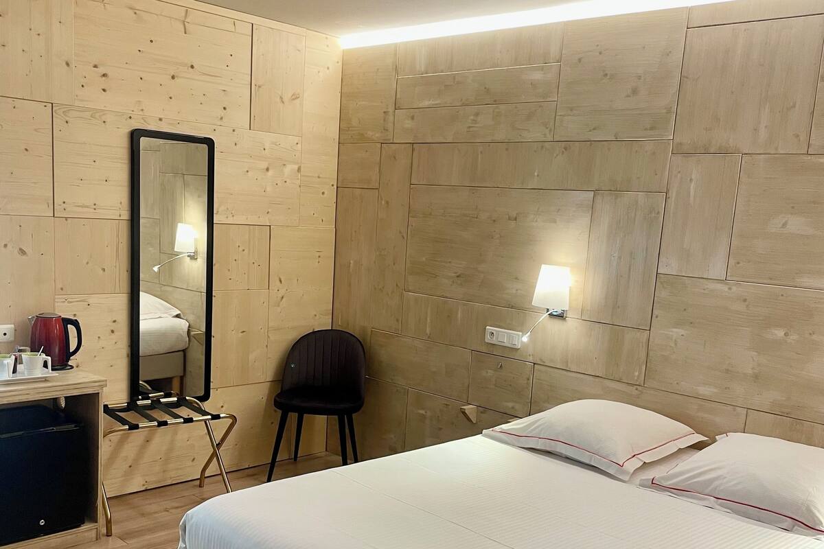 Pillowtop beds, minibar, in-room safe, desk
