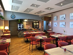 Café da manhã com buffet todos os dias mediante uma taxa