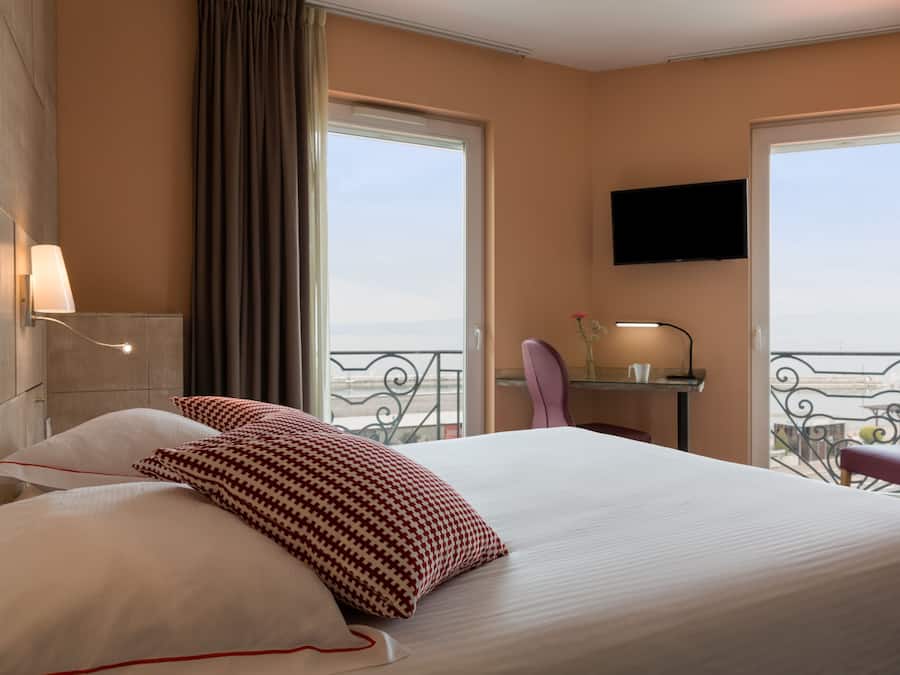 Tweepersoonskamer, uitzicht op meer | Pillowtop-bedden, een minibar, een kluis op de kamer, een bureau