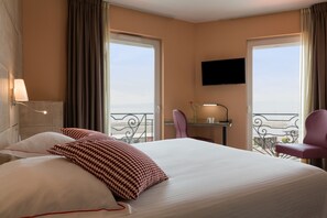 Quarto casal, vista para o lago | Camas com colchões pillow-top, frigobar, cofres nos quartos