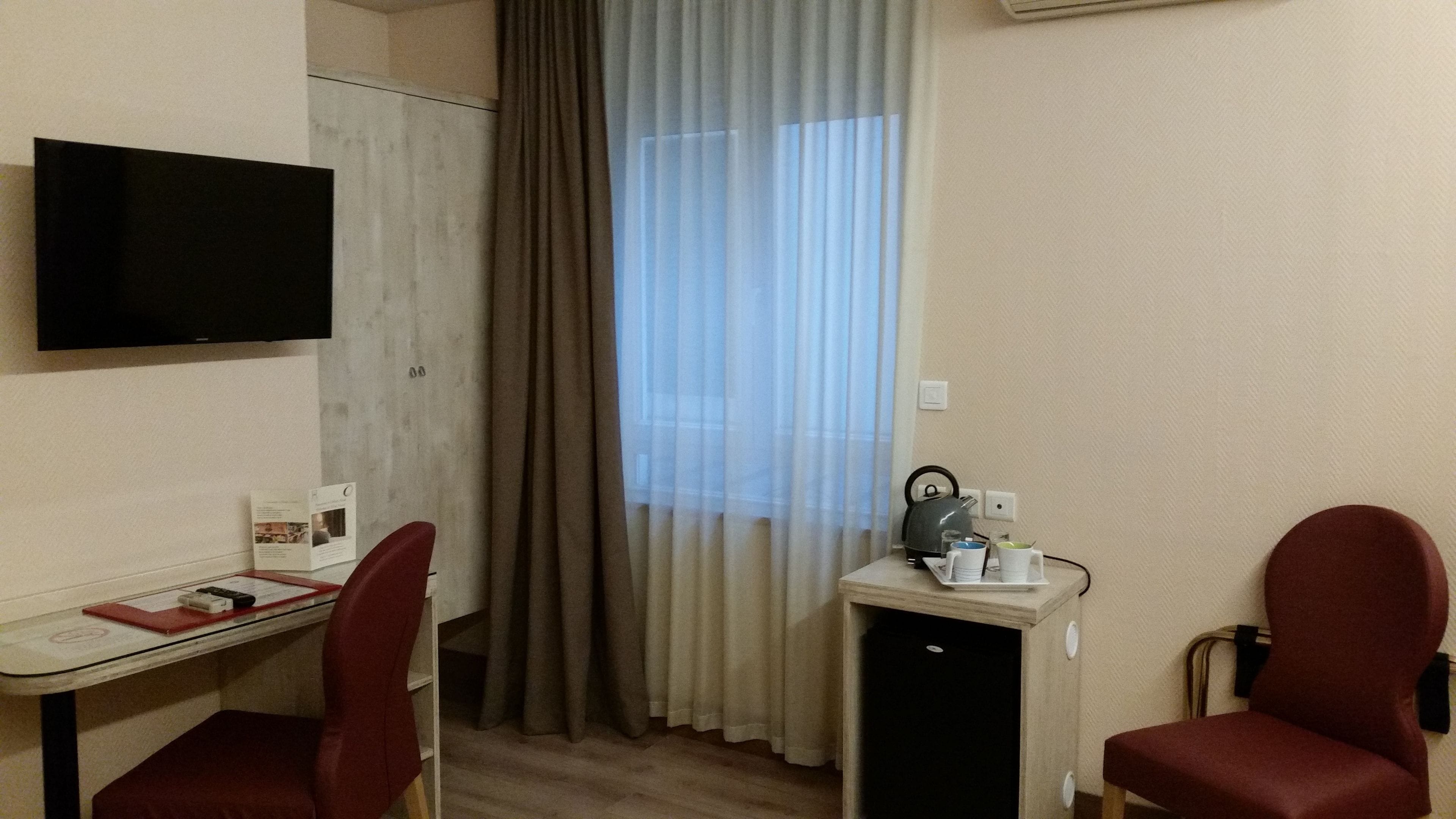 double room, 1 double bed, courtyard view | pillow-top beds, minibar, in-room safe, desk