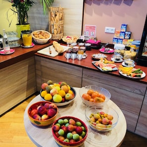 Se ofrece un desayuno bufé (13 EUR por persona)