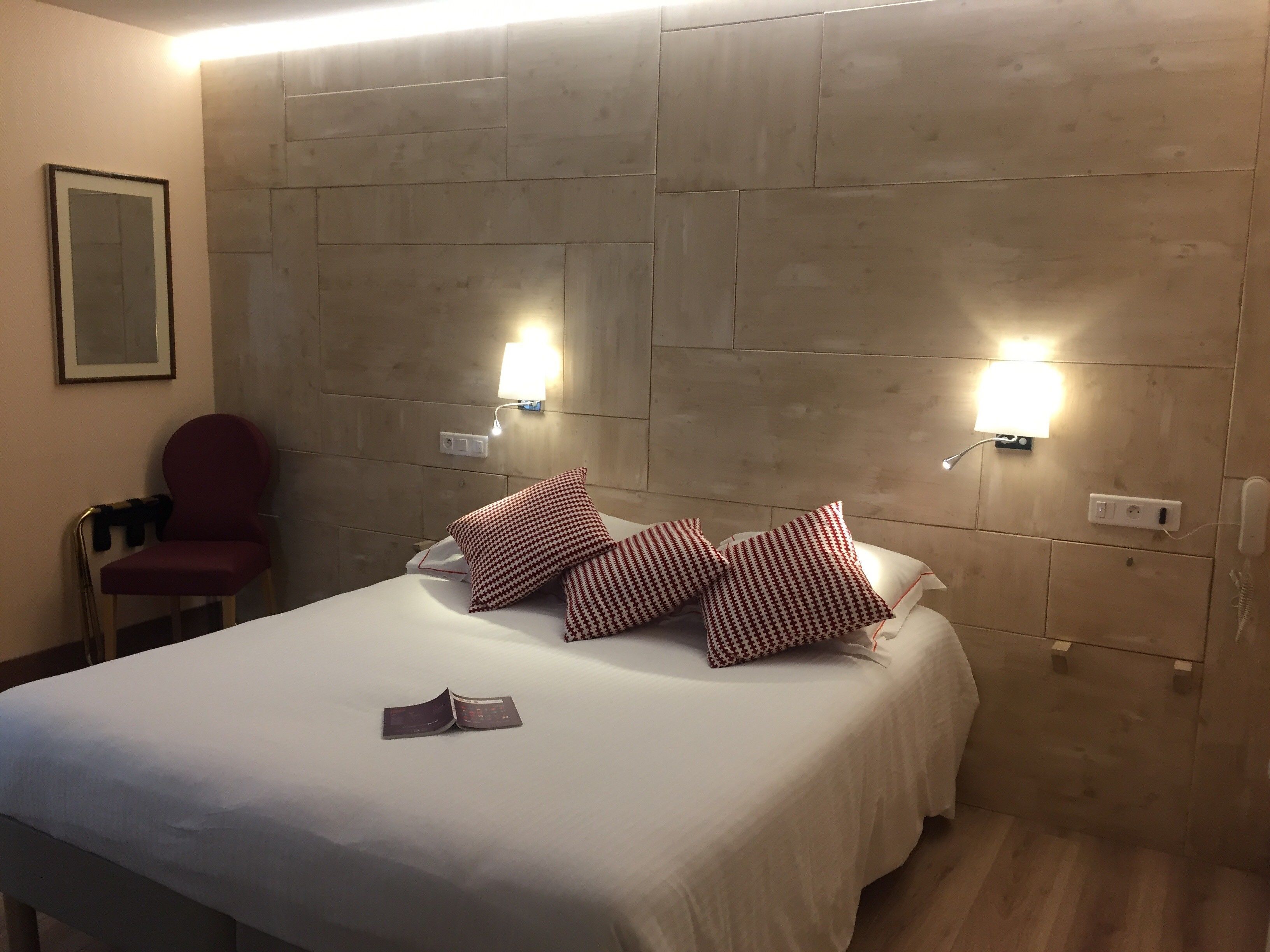 double room, 1 double bed, courtyard view | pillow-top beds, minibar, in-room safe, desk