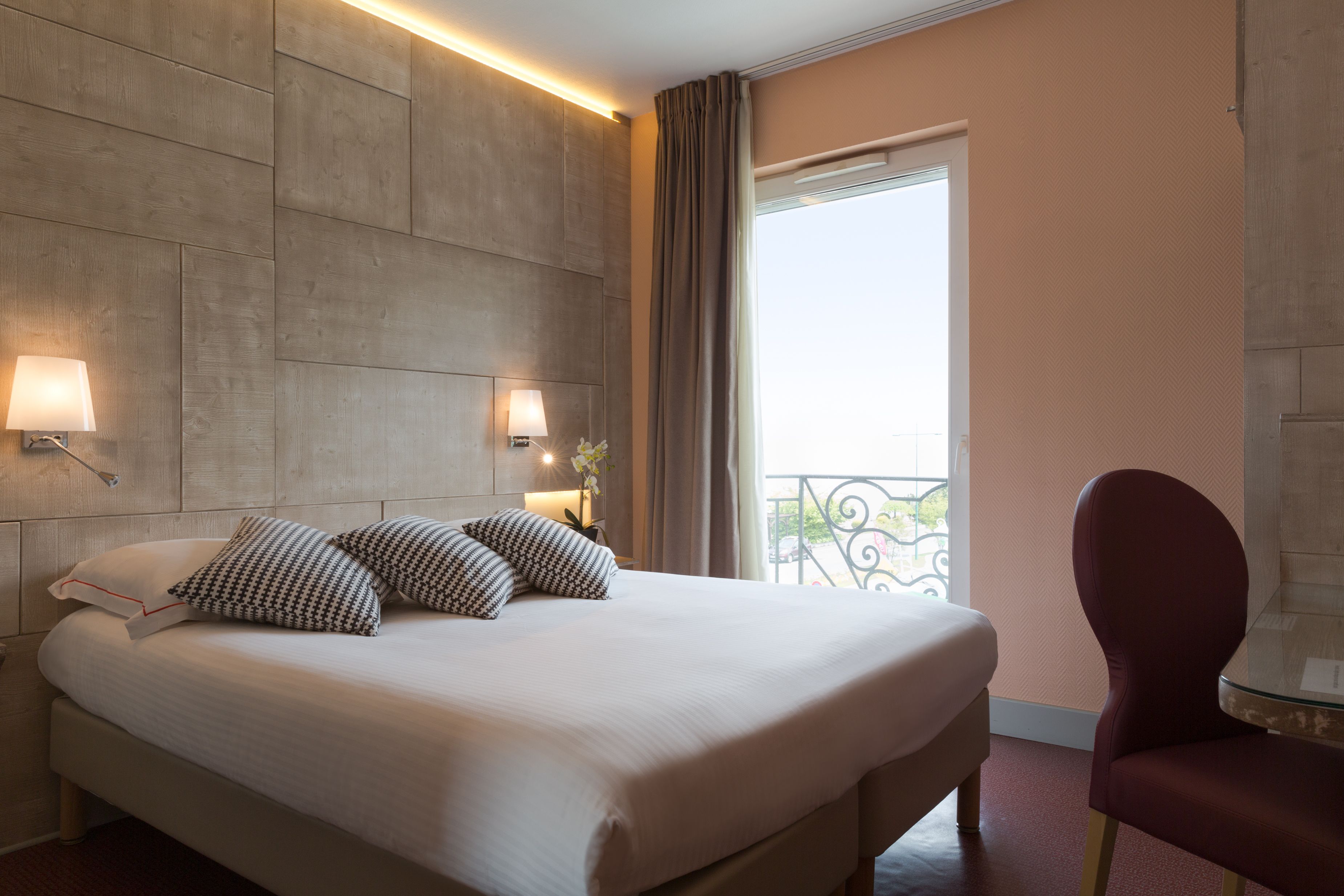 double room, partial lake view | pillow-top beds, minibar, in-room safe, desk