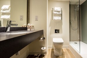 Duschwanne, kostenlose Toilettenartikel, Haartrockner, Handtücher