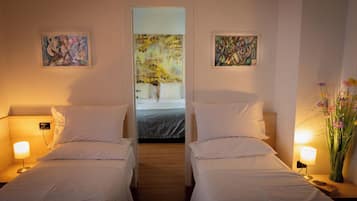 Escritorio, cortinas opacas, tabla de planchar con plancha
