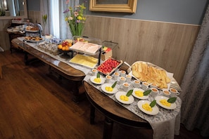 Free daily buffet breakfast  - Albergo Vista Lago (Brunate)