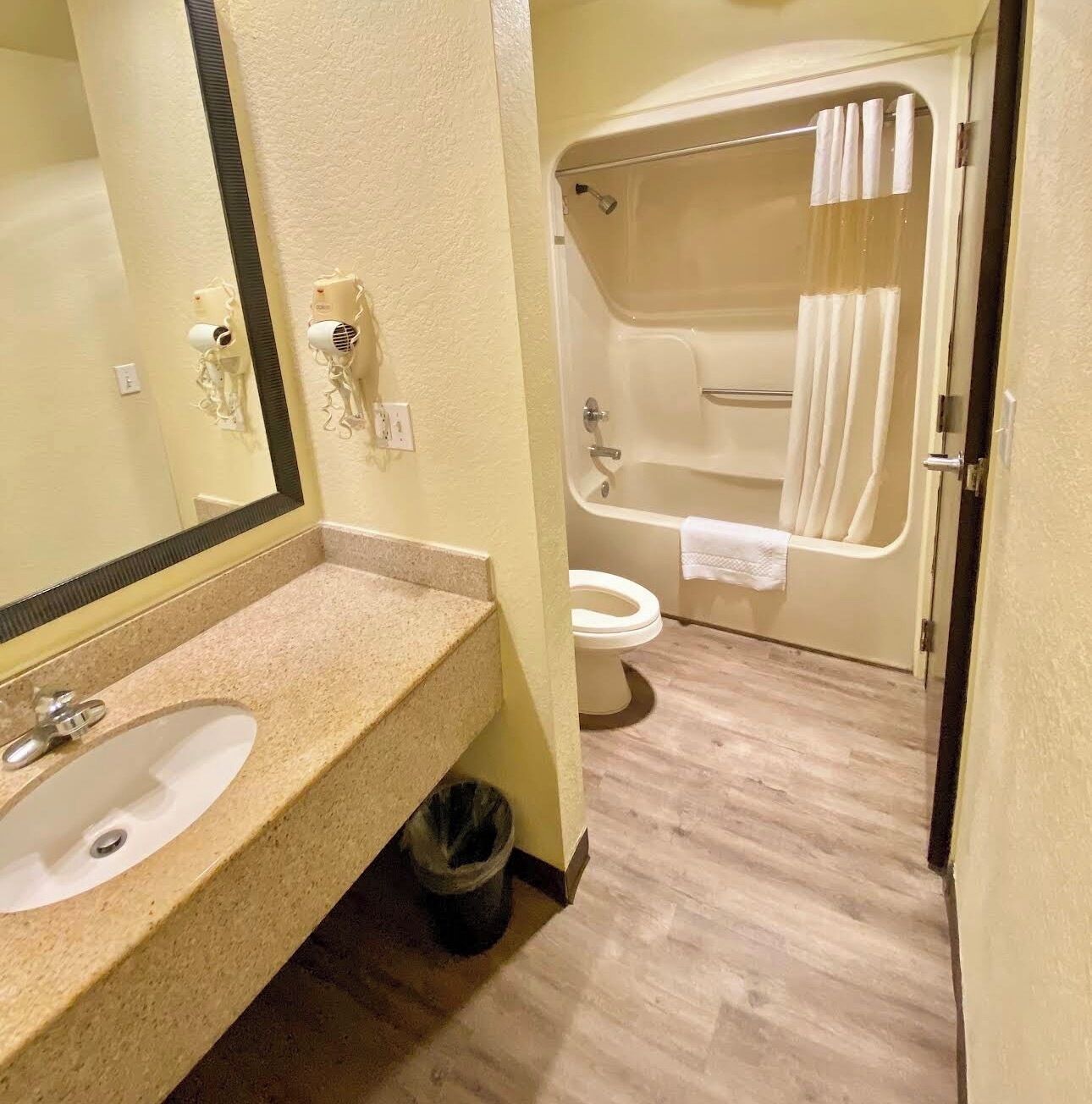 Combined shower/bathtub, hair dryer, towels