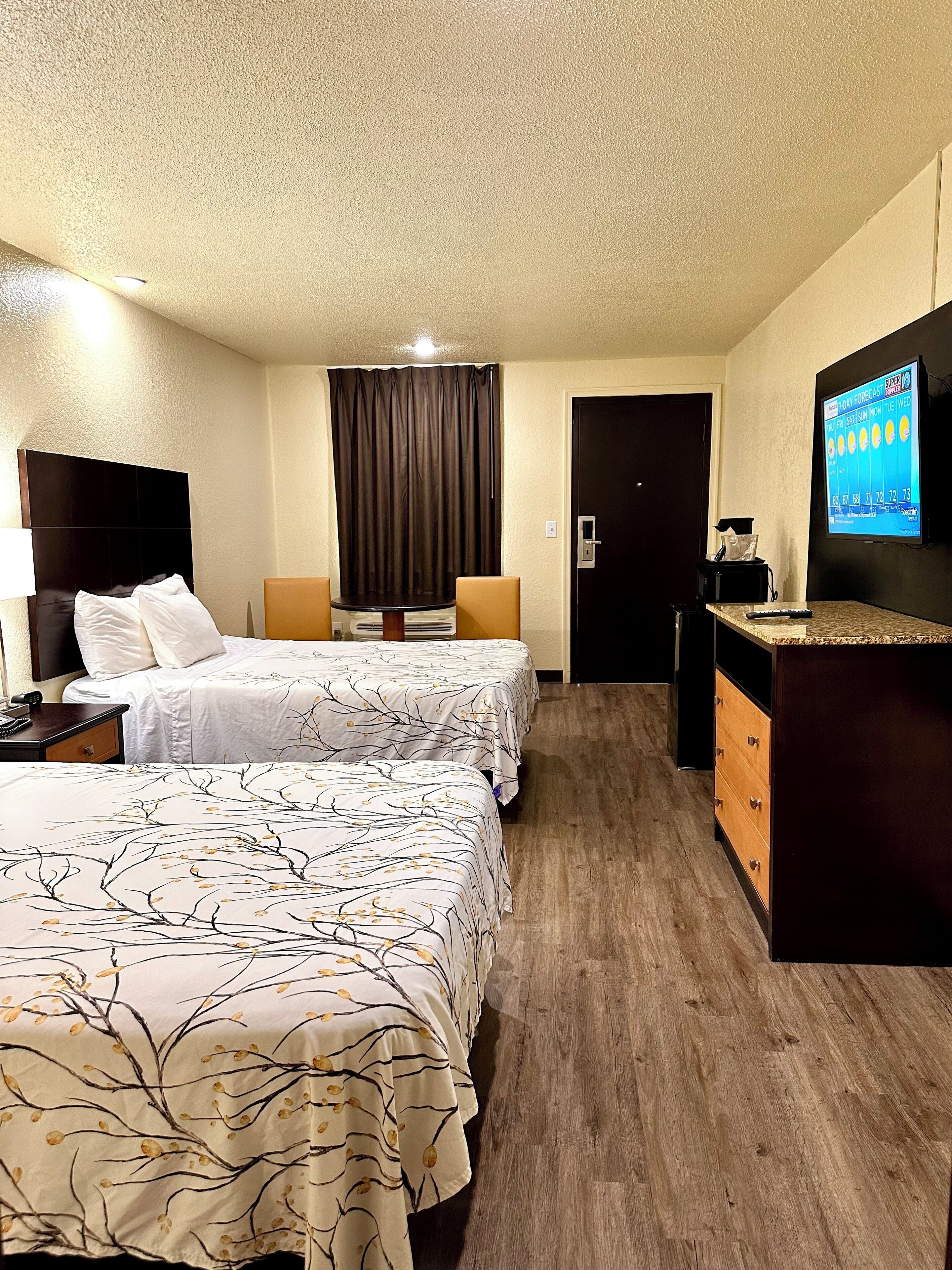 Escritorio, tabla de planchar con plancha, wifi gratis y ropa de cama 