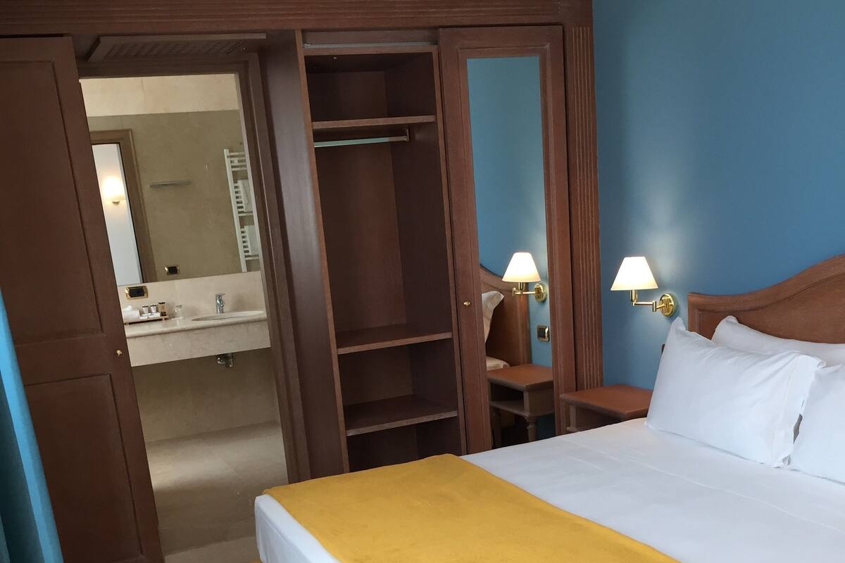 Premium bedding, down comforters, minibar, in-room safe