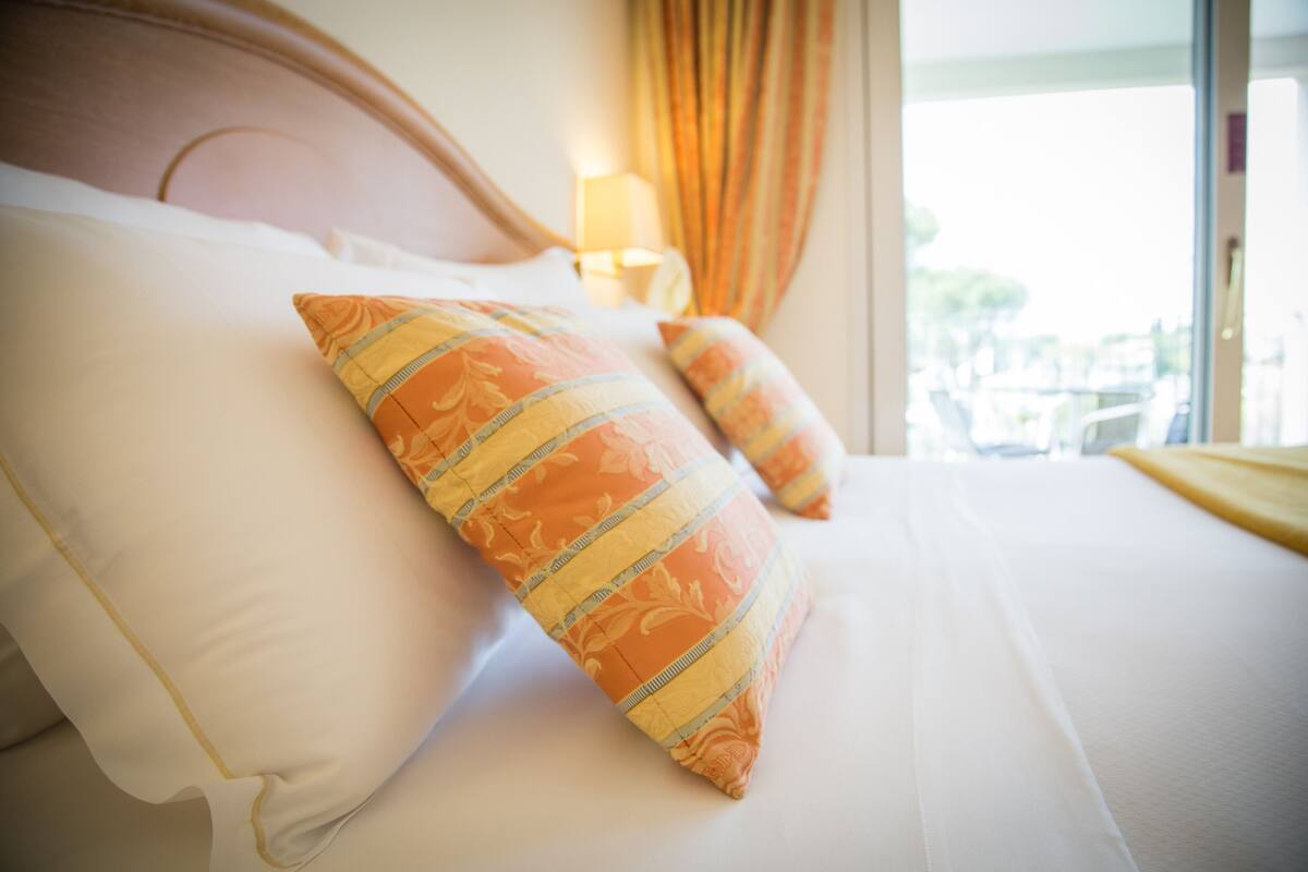 Premium bedding, down comforters, minibar, in-room safe