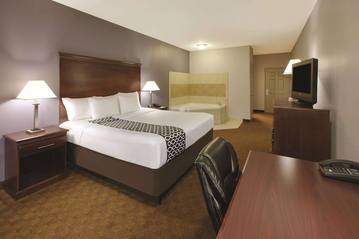 Room, 1 King Bed, Non Smoking, Jetted Tub | Premium bedding, pillowtop beds, desk, iron/ironing board
