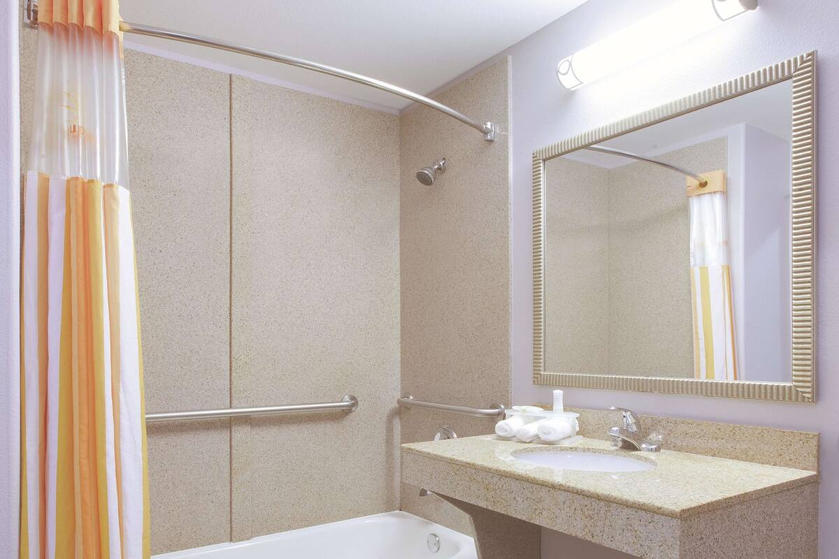 ห้องพัก, เตียงคิงไซส์ 1 เตียง, ปลอดบุหรี่ (Mobility/Hearing, Tub w/ Grab Bars) | เครื่องนอนระดับพรีเมียม, เตียงพร้อมฟูกเสริมที่นอน, โต๊ะทำงาน