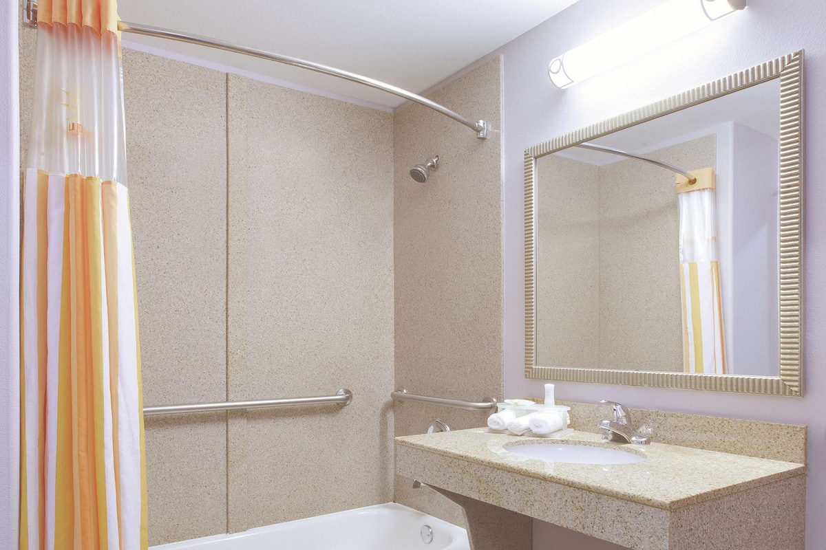Room, 1 King Bed, Accessible, Non Smoking (Mobility/Hearing, Tub w/ Grab Bars) | Premium bedding, pillowtop beds, desk, iron/ironing board