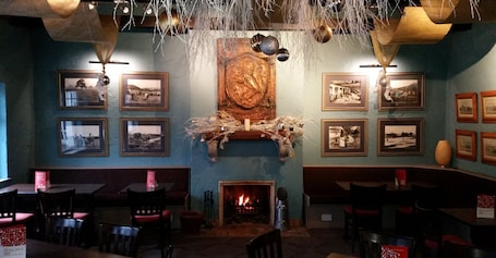 Bar en el lobby. Brown Trout Golf & Country Inn