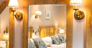 Escritorio, cortinas blackout y tabla de planchar con plancha