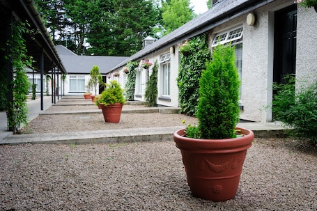 Exterior. Brown Trout Golf & Country Inn