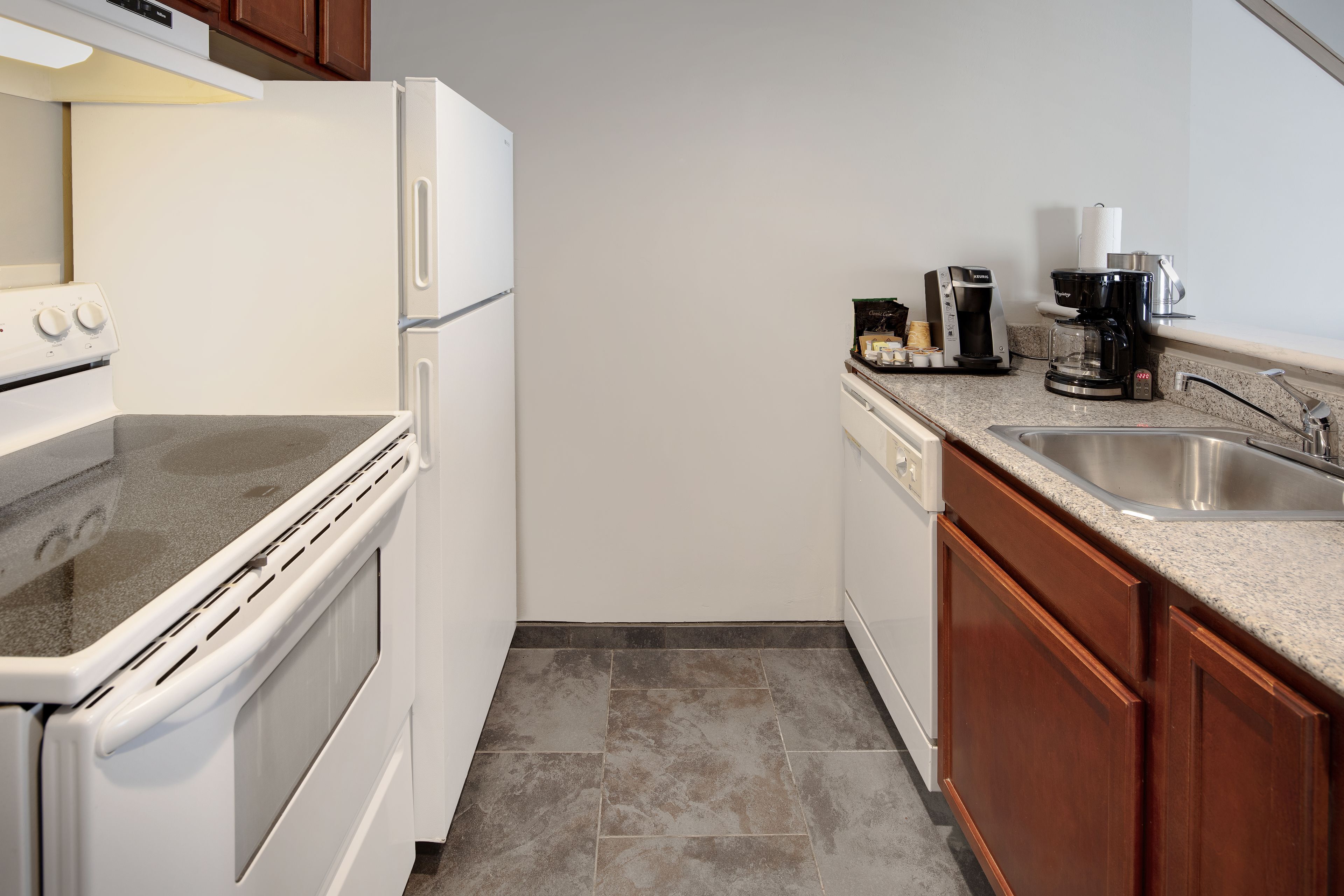 microwave, coffee/tea maker