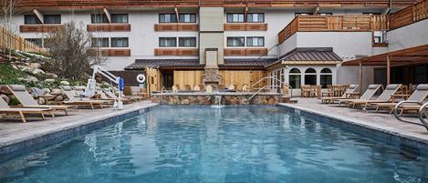 Piscine extérieure, chaises longues