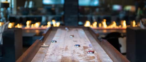 Ein Shuffleboard-Tisch mit Spielsteinen in einer Bar.