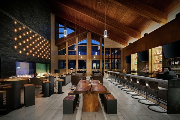 Bar (on property) - Highline Vail - a DoubleTree by Hilton (Vail)