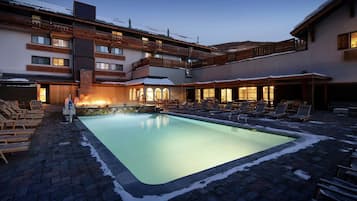 Ulkouima-allas avoinna 8.00–22.00, aurinkotuoleja