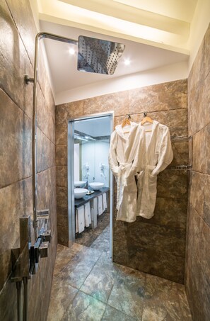 Suite Junior, plusieurs lits | Salle de bain | Douche, articles de toilette gratuits, sèche-cheveux, bidet
