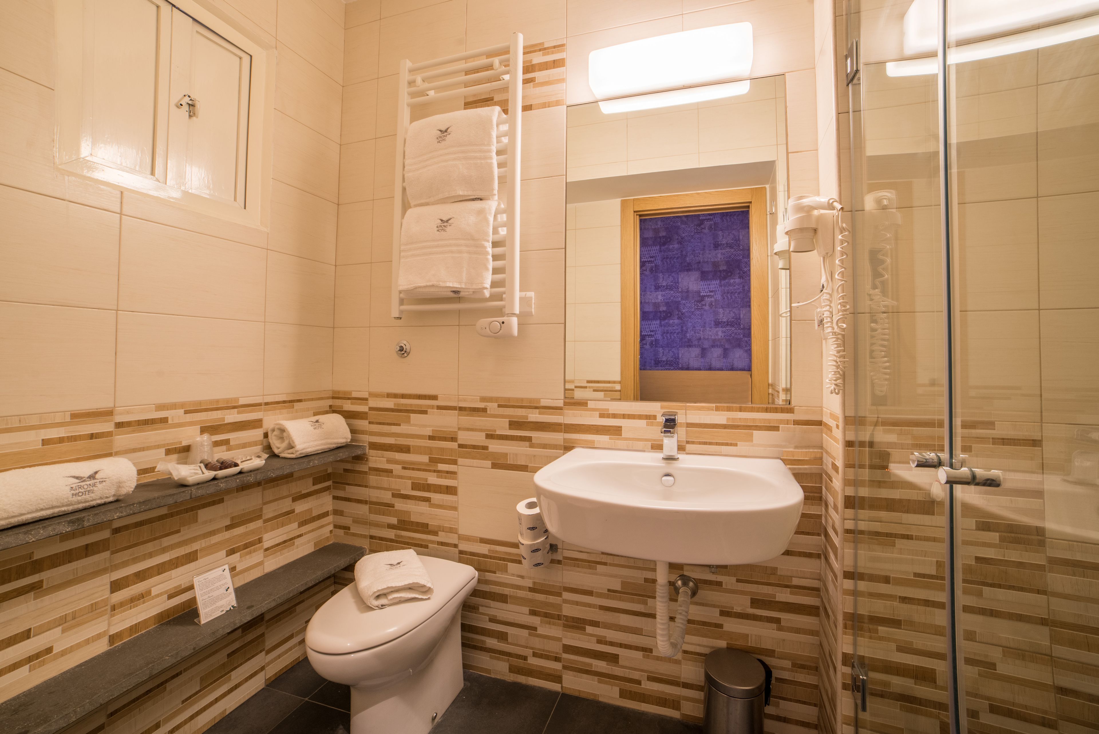 economy room, 2 single beds | bathroom | shower, free toiletries, hair dryer, bidet