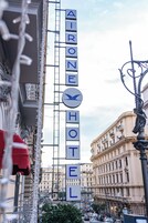 Een hotelschild met de naam 'AIRONE HOTEL' en een logo.