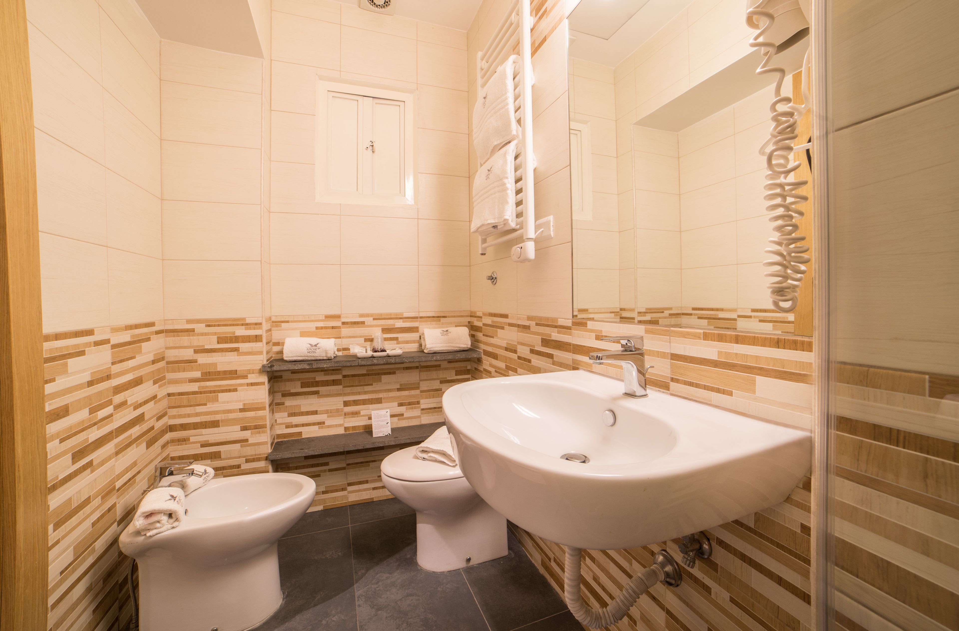 economy room, 2 single beds | bathroom | shower, free toiletries, hair dryer, bidet