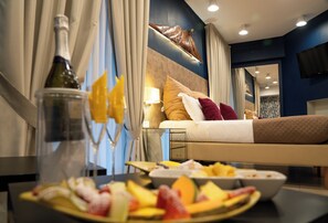 Premium bedding, in-room safe, individually decorated, desk - Hotel Airone (Naples)