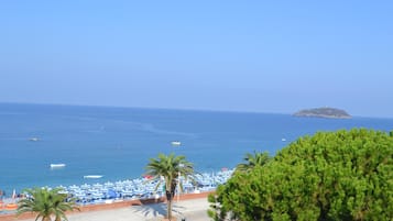 Plage, sable blanc, chaises longues, parasols