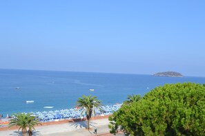 On the beach, white sand, sun loungers, beach umbrellas - Beach Hotel (Diamante)