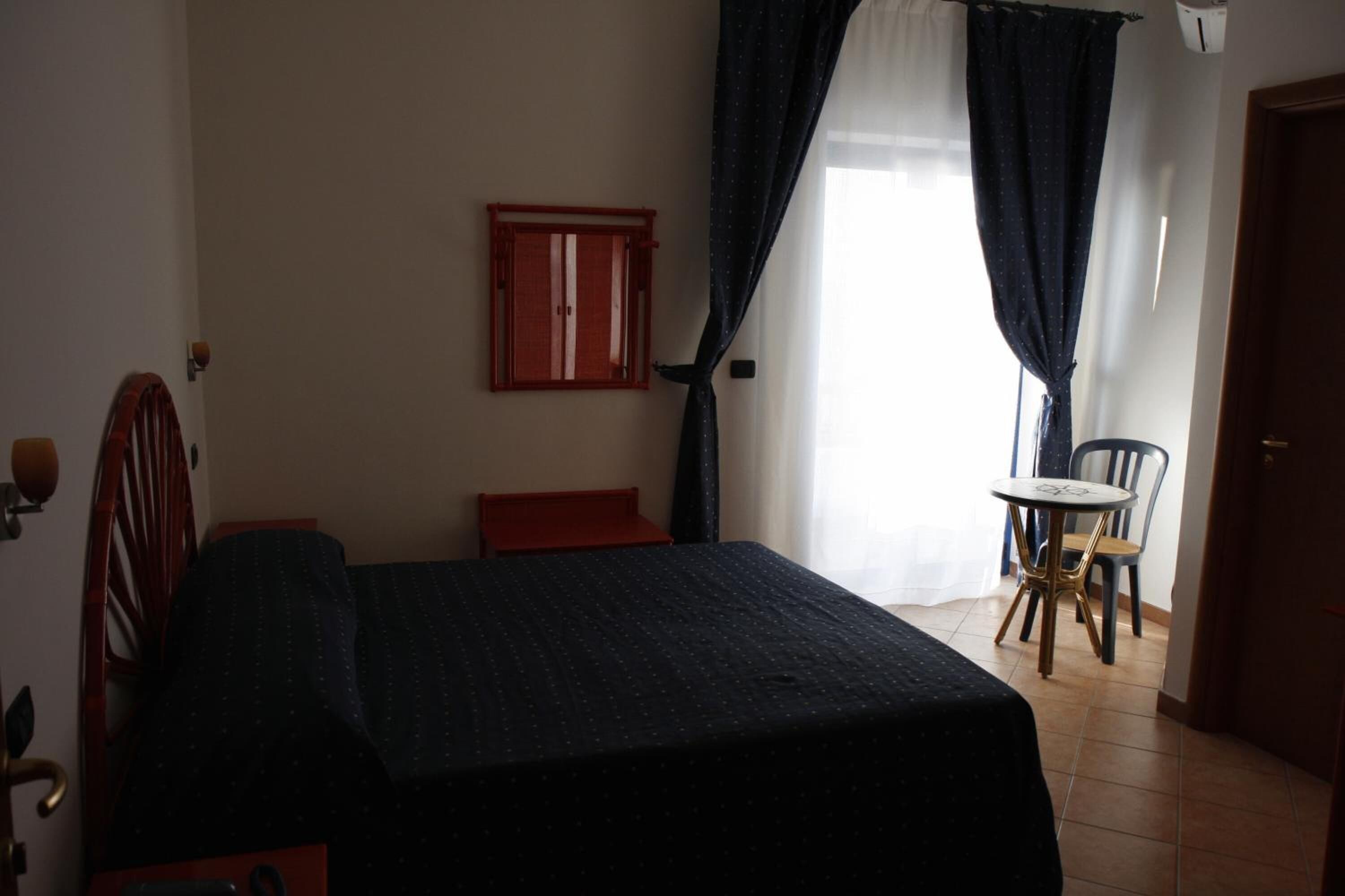 مكتب ومساحة عمل للكمبيوتر المحمول وستائر تعتيم وأسرّة أطفال/رضّع