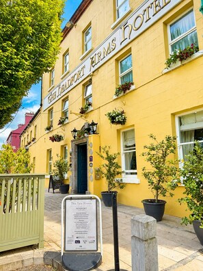 Un edificio amarillo con un cartel que dice 'The Headfort Arms Hotel'.