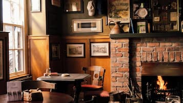 Bar (trong khuôn viên)